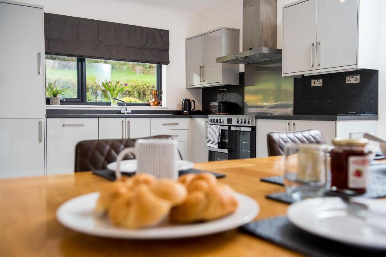 York Lodge- Spacious 3 Bed Bungalow With Wonderful Estuary Views Laugharne Exterior photo